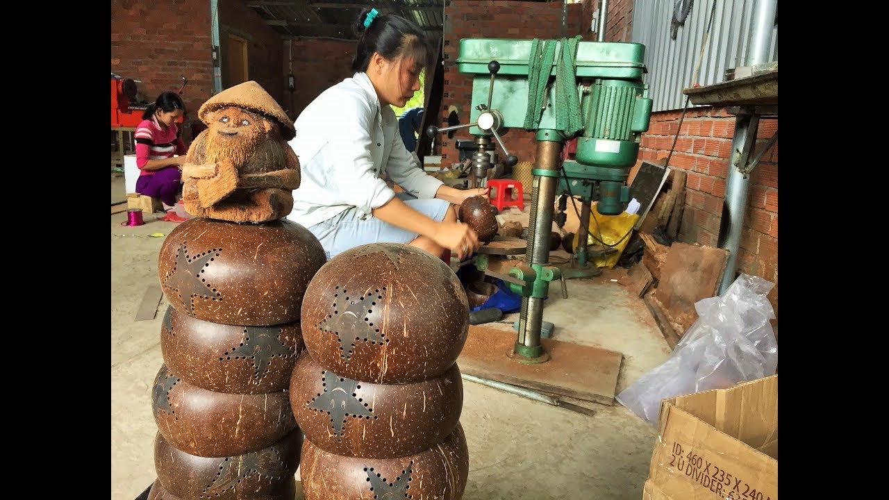 Đột nhập xưởng làm lồng đèn từ gáo dừa ở Bến Tre/Khám phá miền Tây
