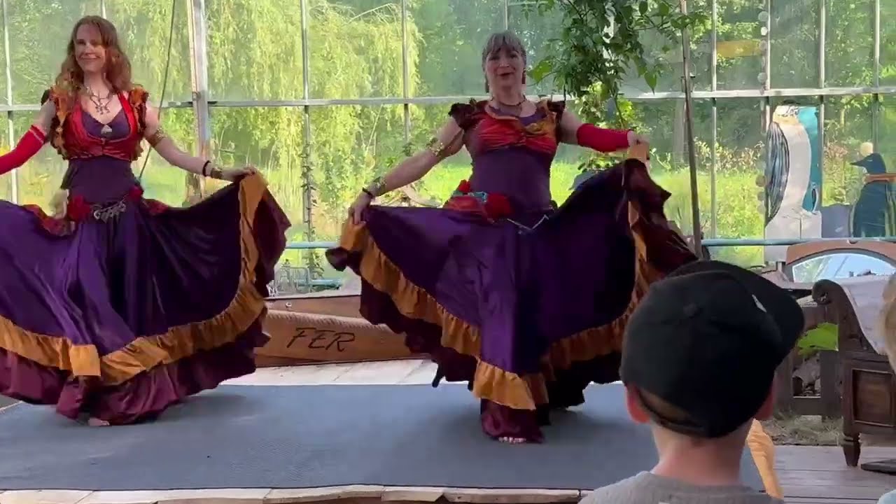 Nijlense  buikdanseressen in de binnentuin van het Netepaleis!