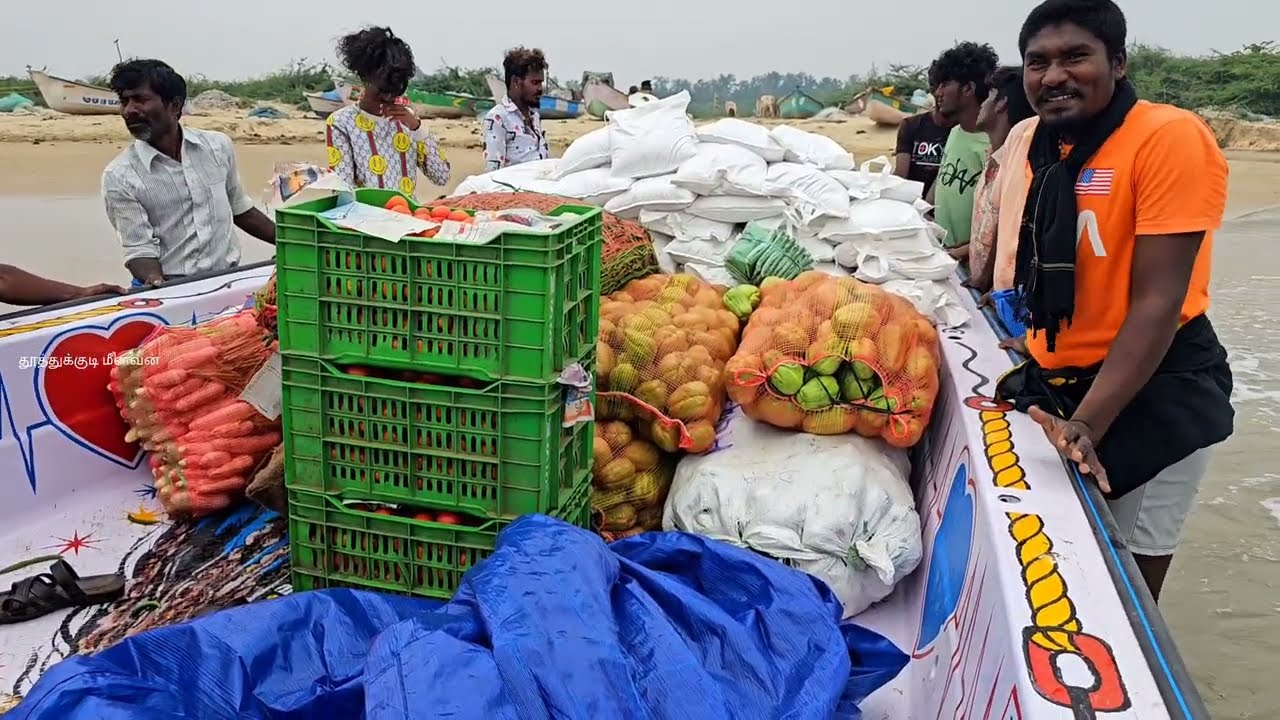 கடல் வழியாக நிவாரண பொருட்கள் மழை வெள்ளத்தால் அழிந்த ஊருக்கு கொண்டு போனோம்