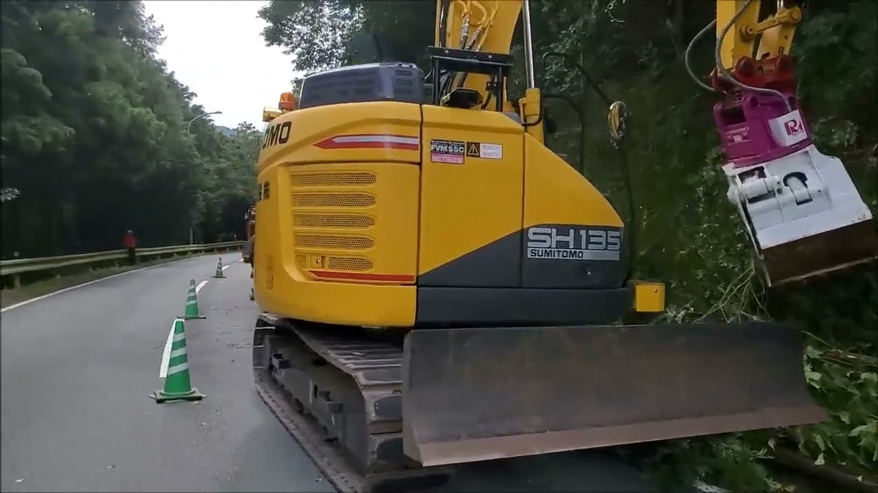 支障木伐採　Obstacle tree felling　住友SH135X　フェラーバンチャザウルスロボ　大東建設株式会社