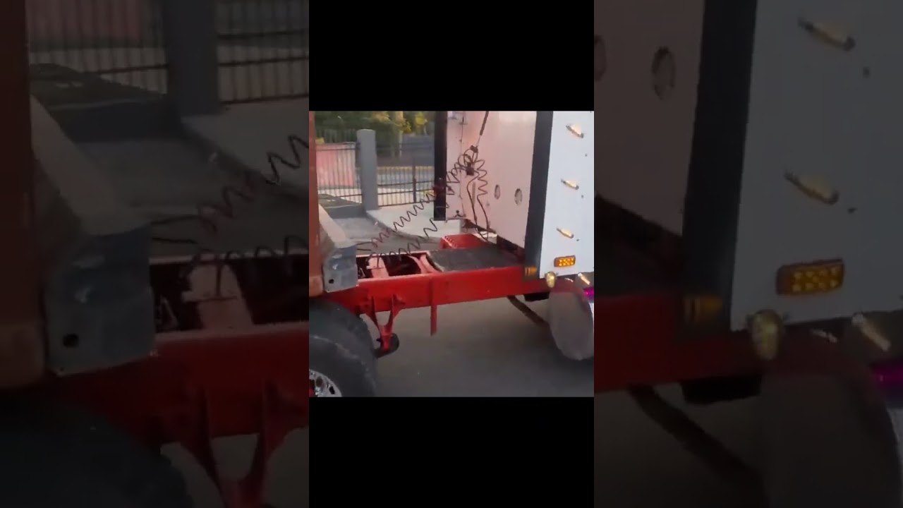 Jamaican trucker reversing 40ft container in tight spot💪💯