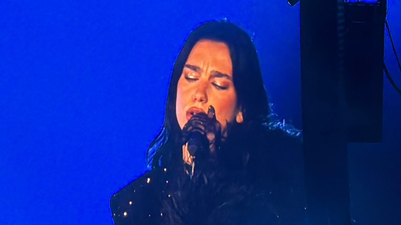 Dua Lipa cantando “Amor prohibido” de Selena 