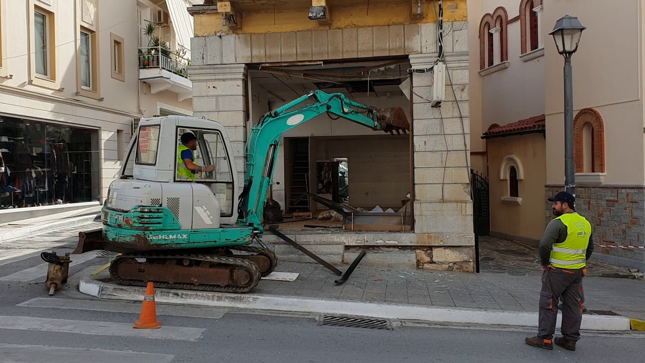 Ξεκίνησε η κατεδάφιση του ακινήτου δίπλα από την Αγ. Τριάδα