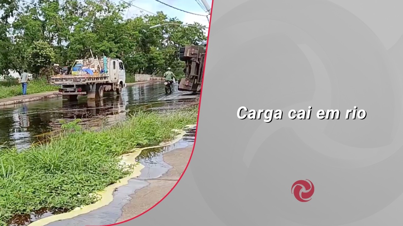 Carreta tomba e carga vai parar dentro de rio em Montes Claros