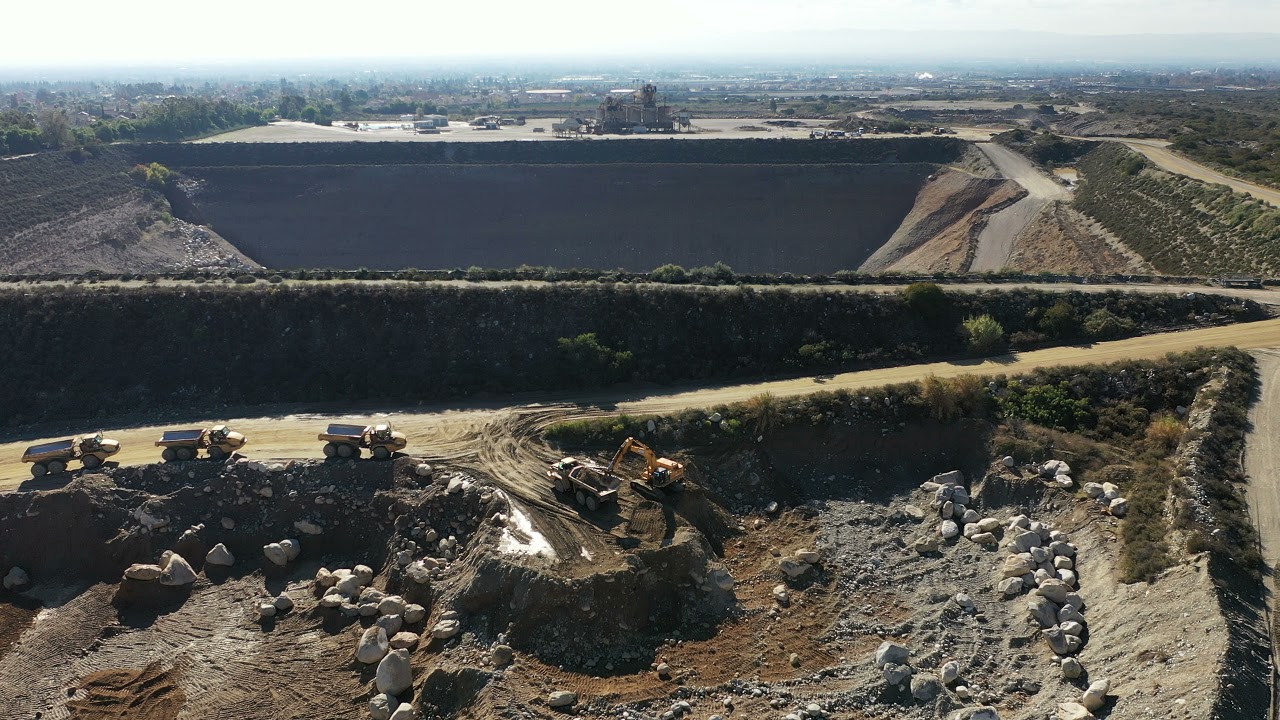 Caterpillar 352 Excavator scooping dirt into dump truck #postmymachine