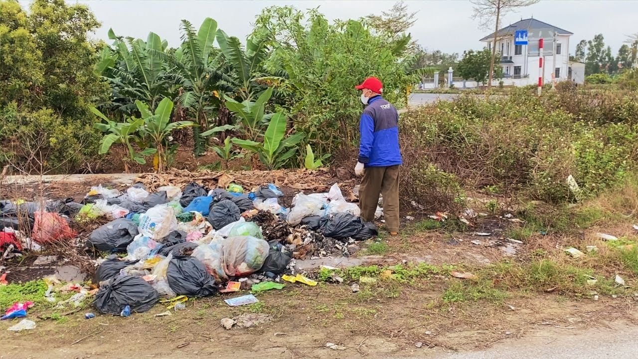 I Cleaned an Abandoned Sidewalk Covered in Trash and Weeds - From Garbage Dump to Clean Pathway