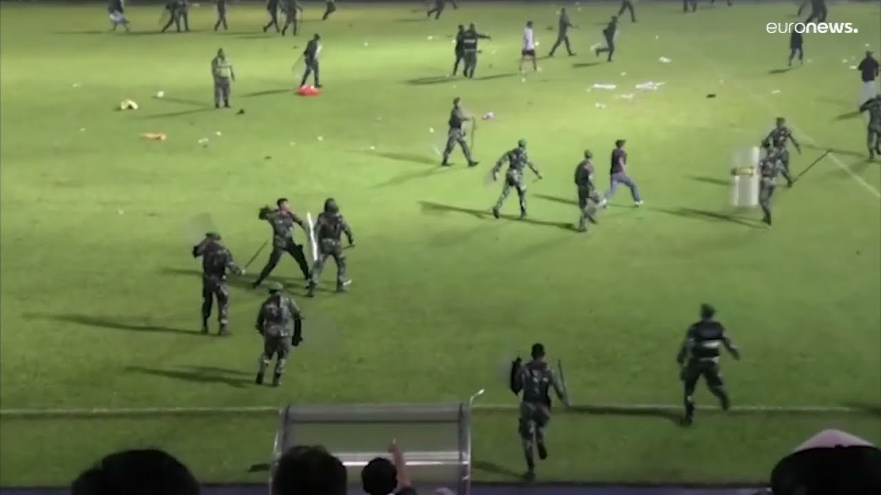 M&aacute;s de 170 muertos por la violencia desatada en un estadio de f&uacute;tbol de Indonesia