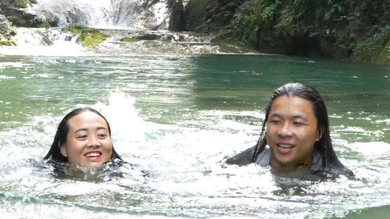Rich CEO Ly Tay and Vang Anh go fishing, cooking in the wild and bathing in cool forest streams