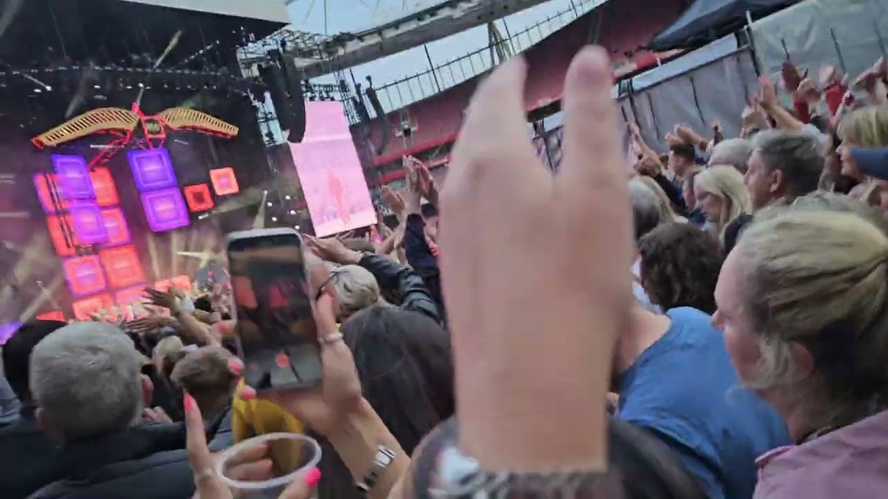 Robbie Williams let me entertain you Emirates stadium 6/ 6/2025