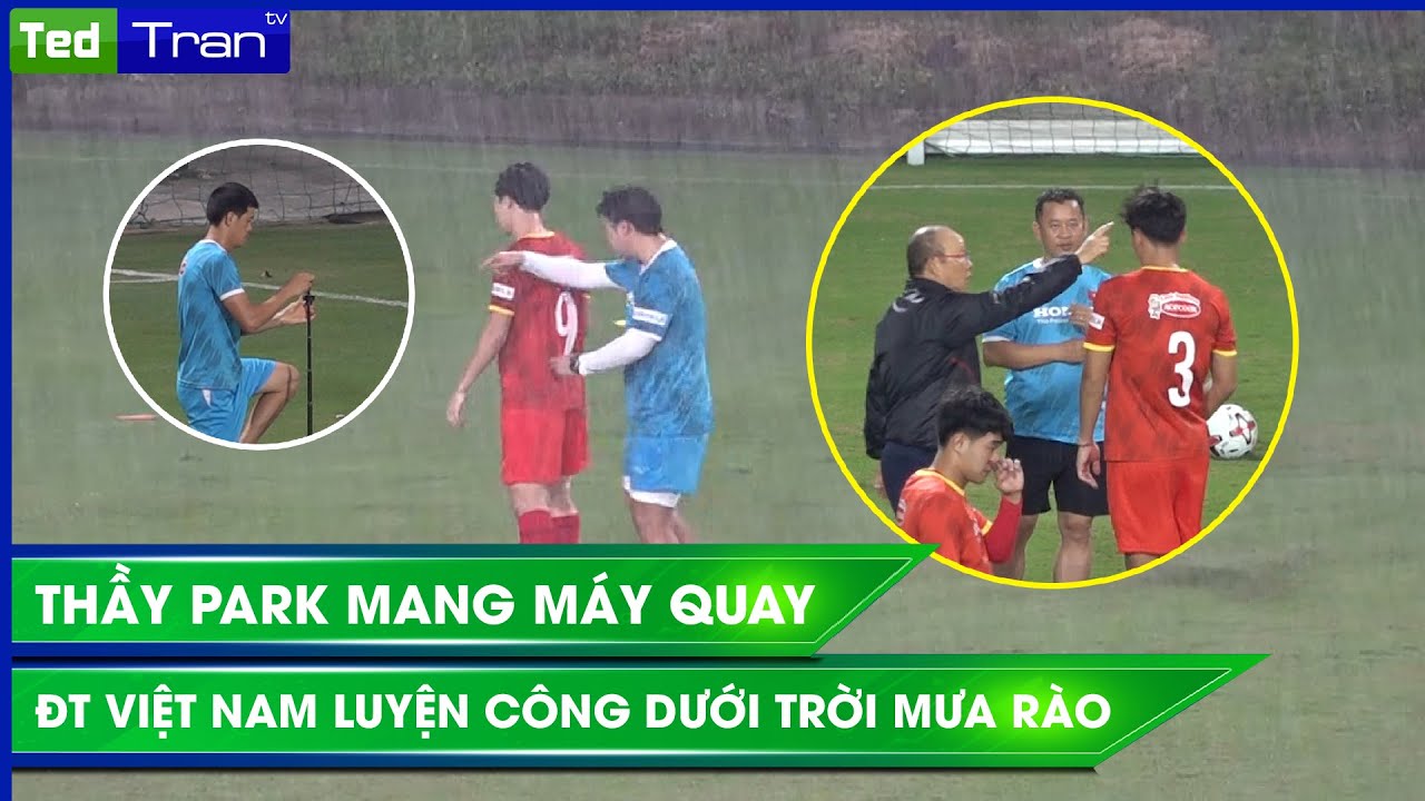 Đội trưởng Quế Ngọc Hải bị thầy Park nhắc nhở, ĐT Việt Nam mang máy quay tập luyện dưới trời mưa rào