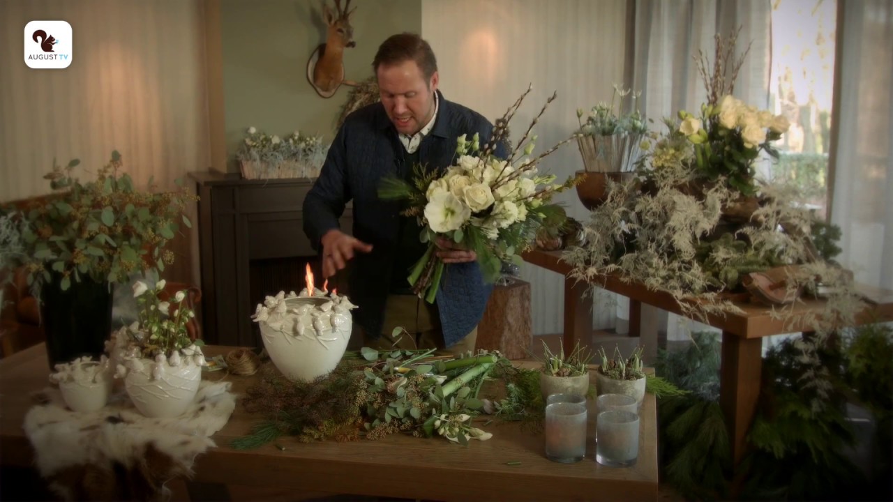 August zet de bloemtjes binnen - Vogels en Katjes