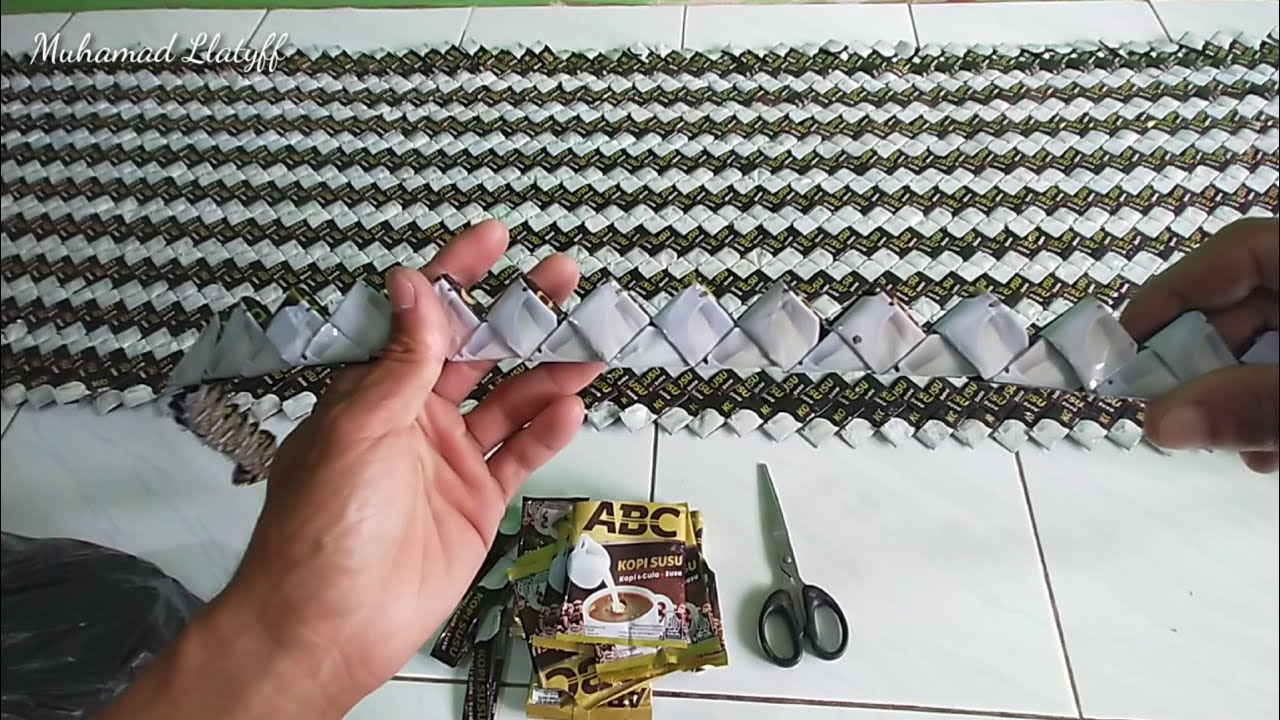 Cara merapihkan pinggiran tepian tikar bungkus kopi