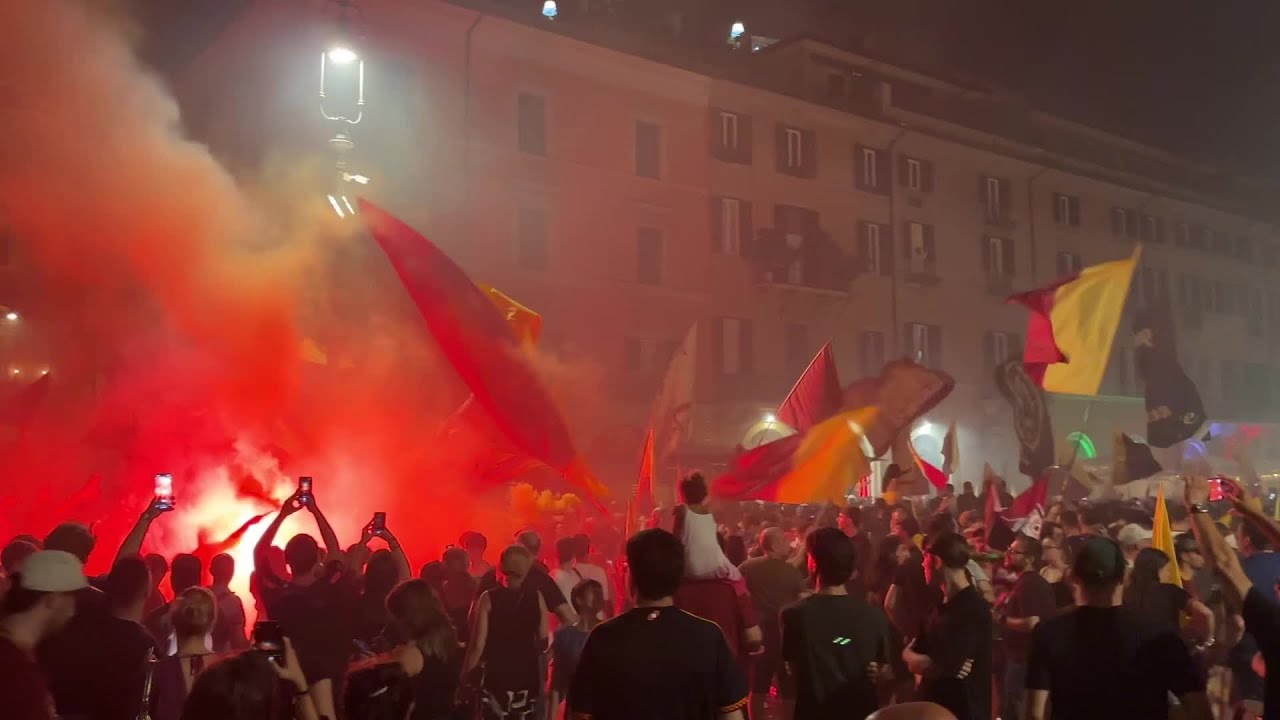Calcio, migliaia di tifosi giallorossi a Piazza Navona per i 98 anni della Roma