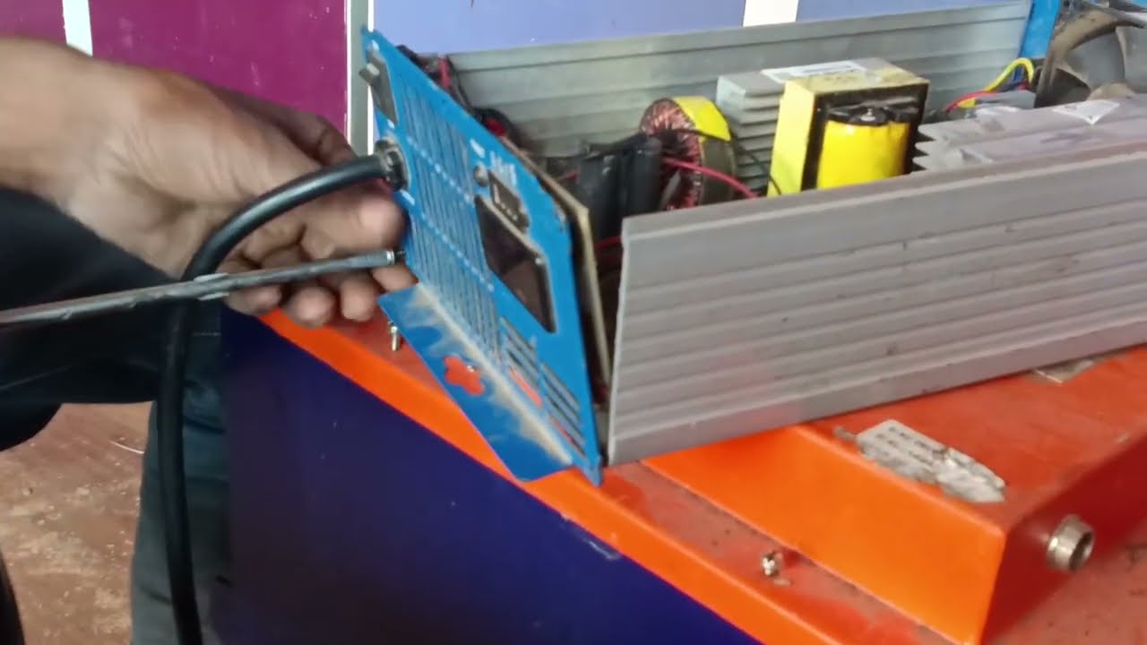 Eastman ka charger me red light aur green light jalta Hai battery charge nahi karta hai sahi kaise..