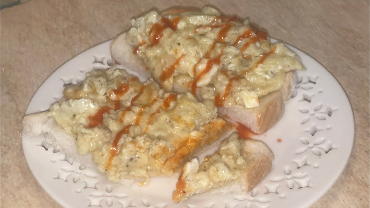Cheesy scrambled egg on toast