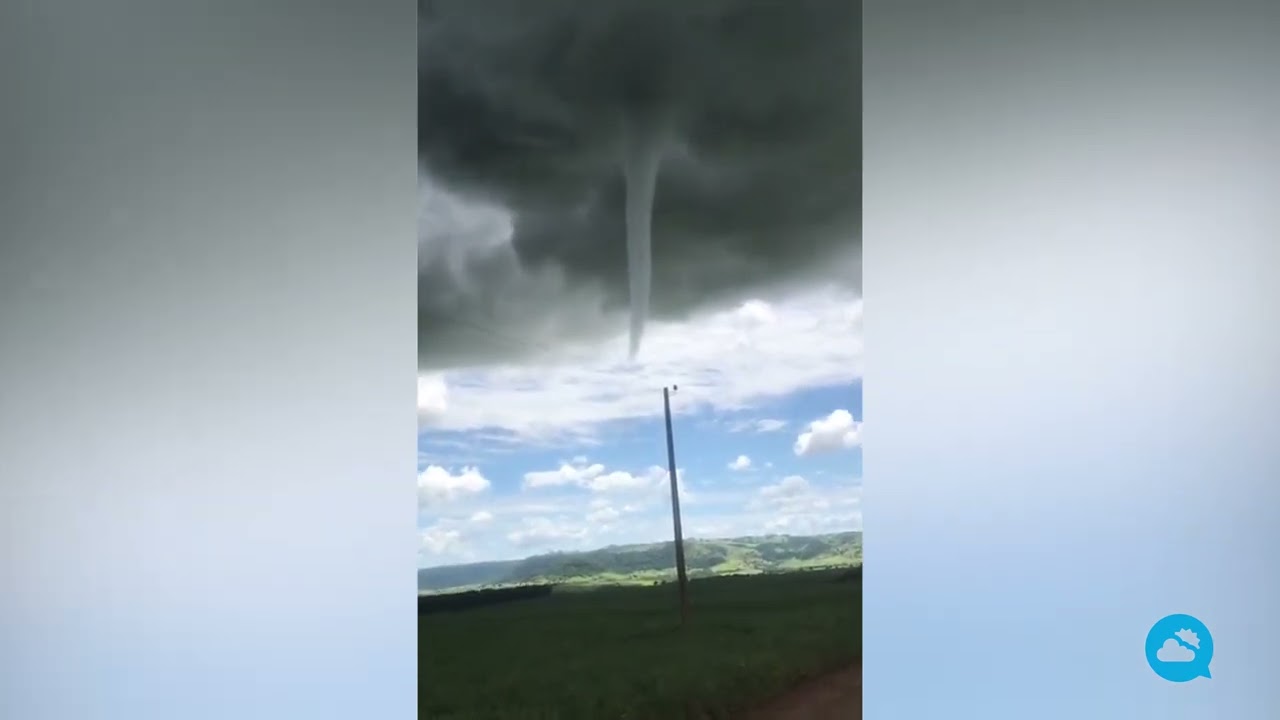 Impressive images of a funnel cloud in Paraguay