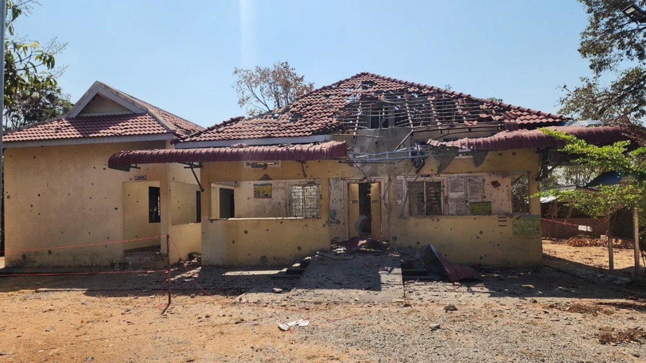 Медицинский центр Та Моан Сен Чей был практически полностью разрушен снарядами тайских военных.