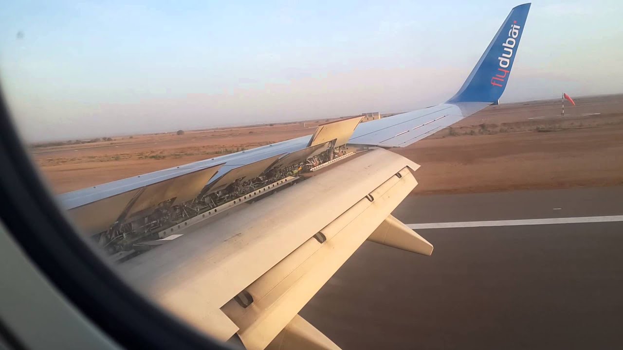 هبوط فلاي دبي في مطار ينبع