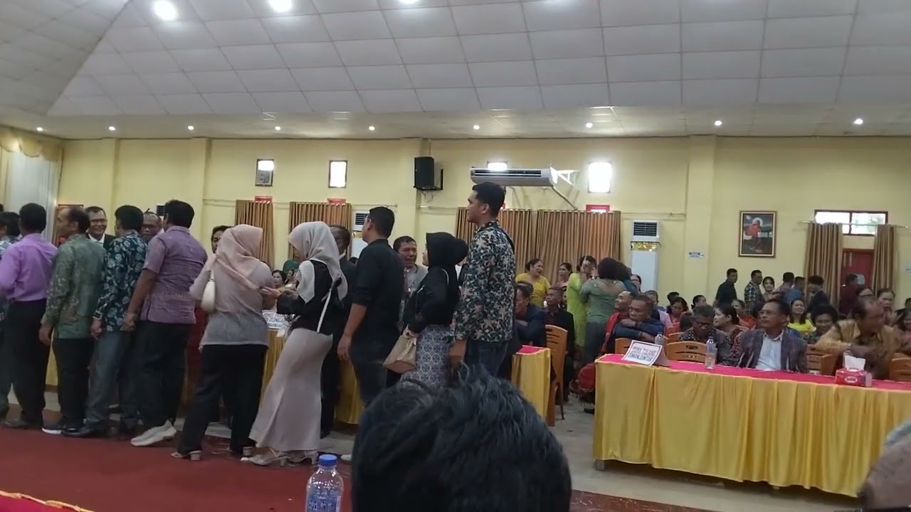 Meriahnya Barisan Ale Ale Tamu Undangan Menyalami Pegantin