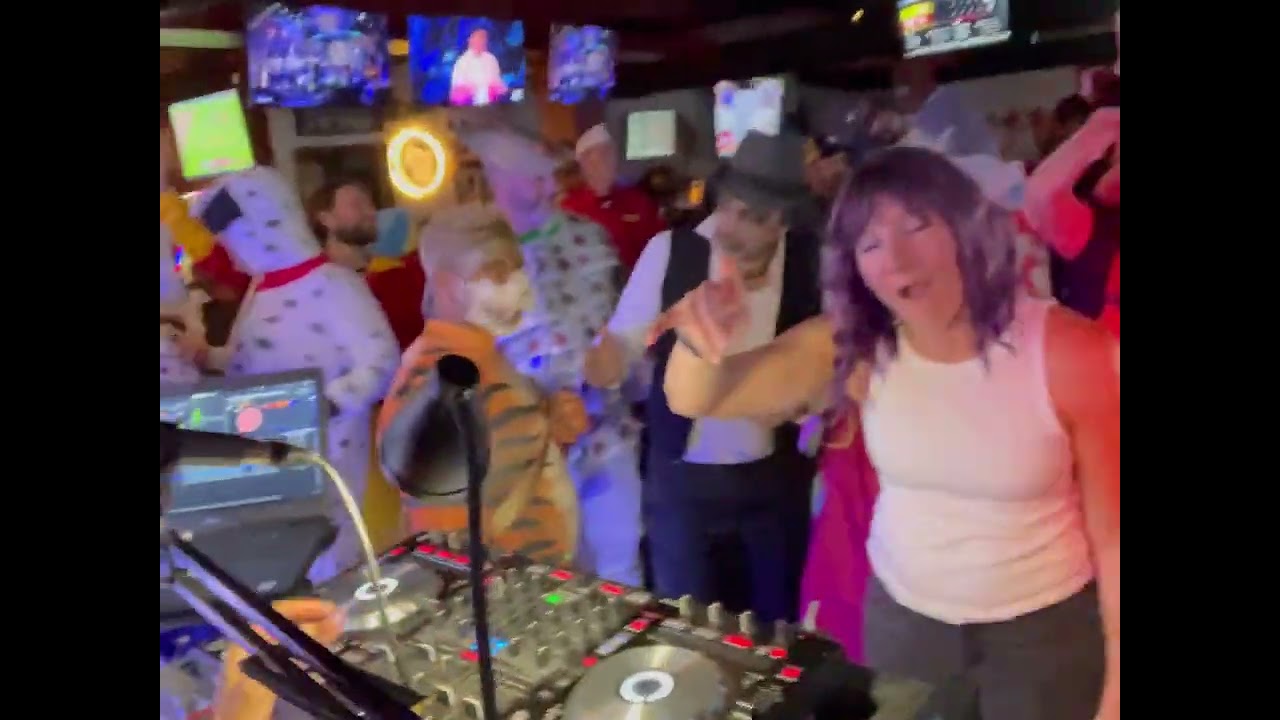 DJ Rick Jules Making them sing & dance🎶🎵at the WISCONSIN ON TAP HALLOWEEN PARTY!!!!