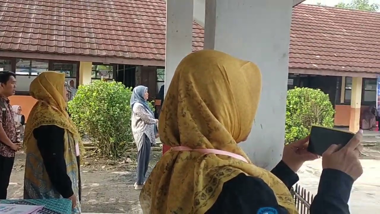 Memyanyikan Lagu Indonesia Raya_Pembukaan Lomba FLS3N