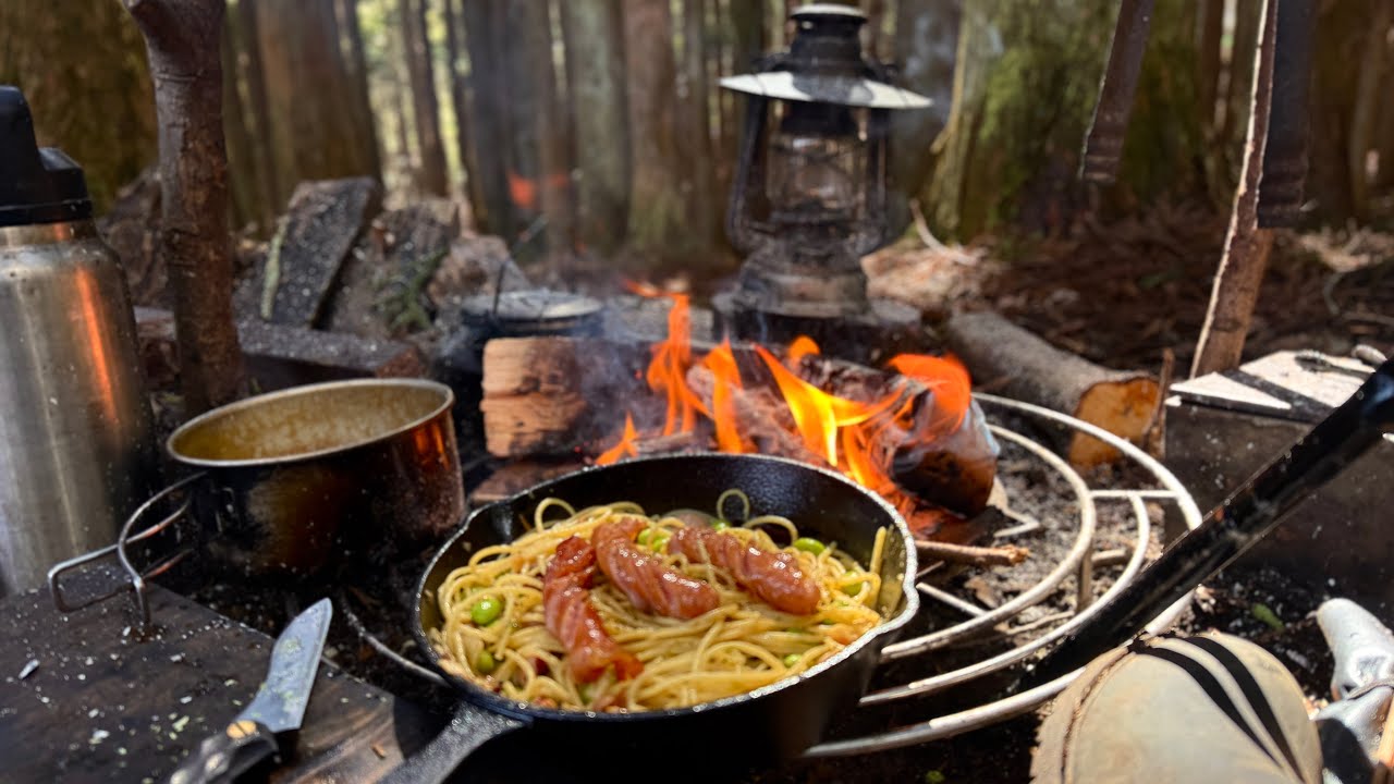 森の夕暮れ、焚き火とパスタ。自然音で過ごす静かな日常
