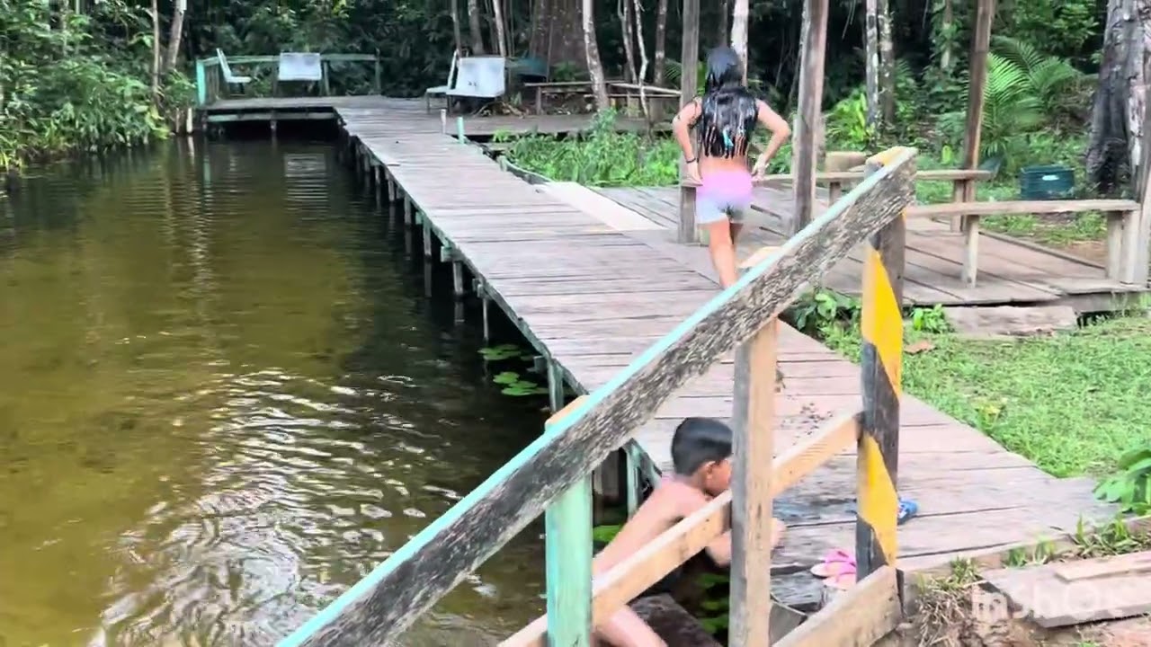 Dia de diversão no igarapé 