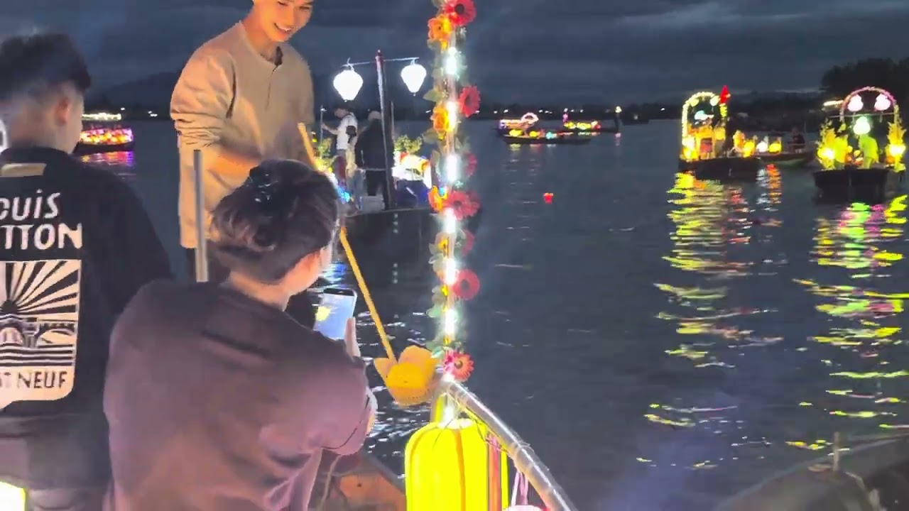 Trải Nghiệm Du Thuyền Trên Sông Thu Ở Hội An Đà Nẵng