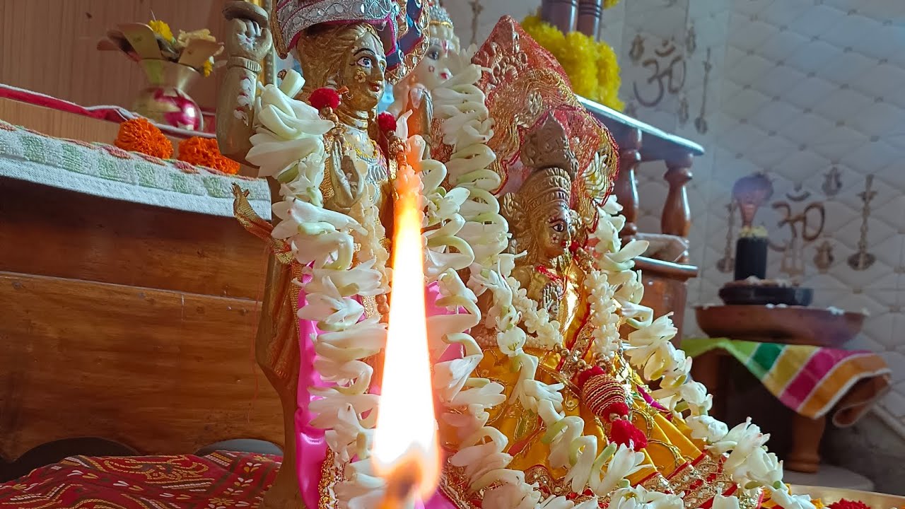 মা লক্ষি কে স্নান করিয়ে নতুন ড্রেস পরালাম।গোপাল স্নান করালাম।বৃহস্পতিবারের ব্রতকথা পড়লাম 🙏🏻💐❤️।