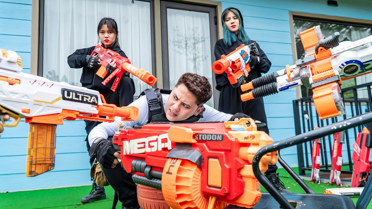 Война оружия Nerf: пара бойцов S.W.A.T. SAEL TEAM на вечеринке в честь дня рождения опасной прест...