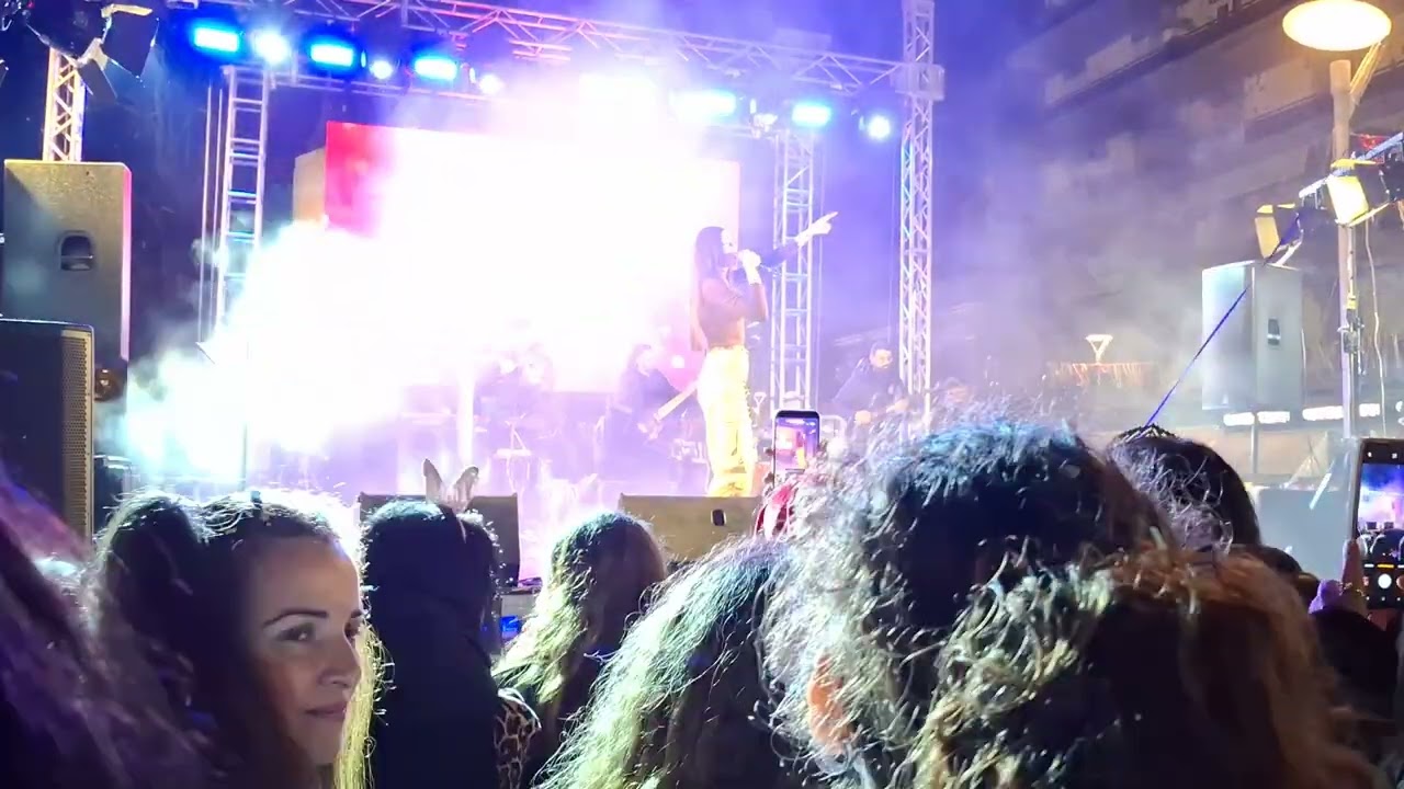 KALAMATA – O CARNAVAL TERMINOU COM LIVE ACT E GRANDE SHOW COM IVI ADAMOU 🎸🥁KALAMATA GREECE 🇬🇷