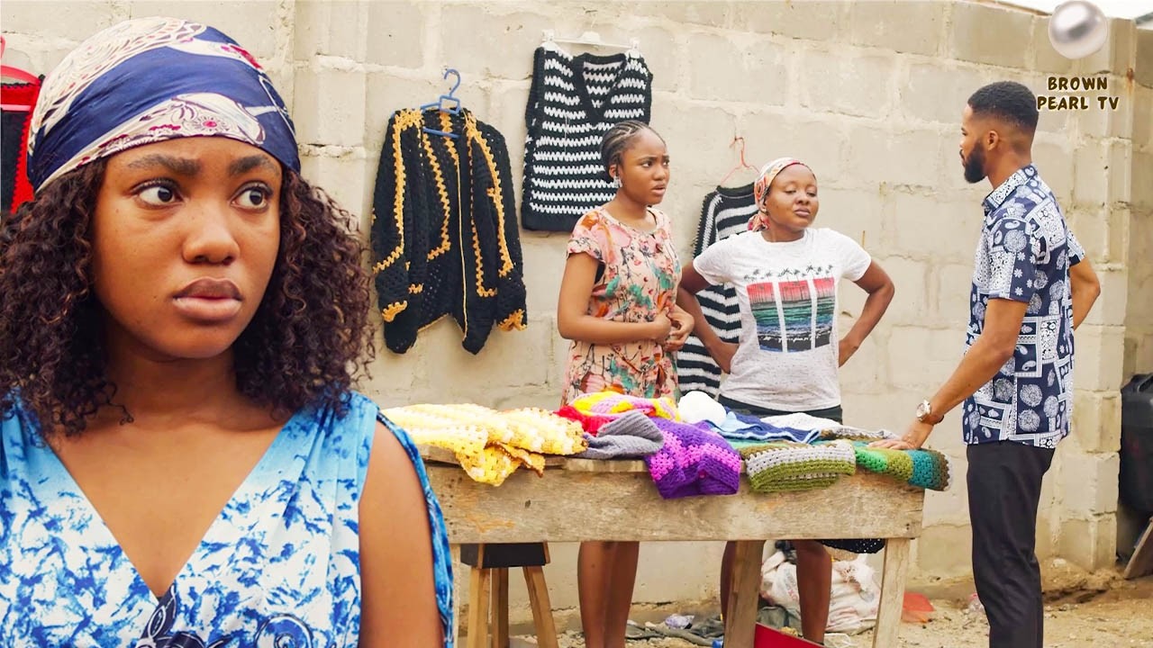 She Was A Common Roadside Seller When A Rich Bachelor Passing By Fell Madly In Love With Her/Movies