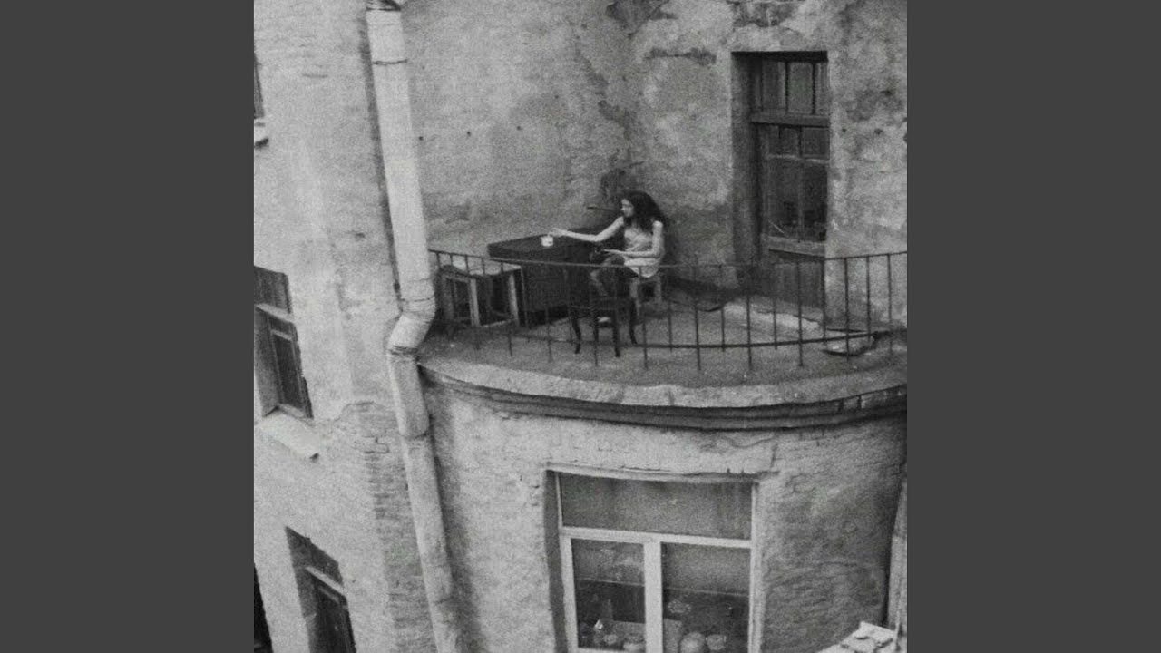 le regard vide sur un balcon