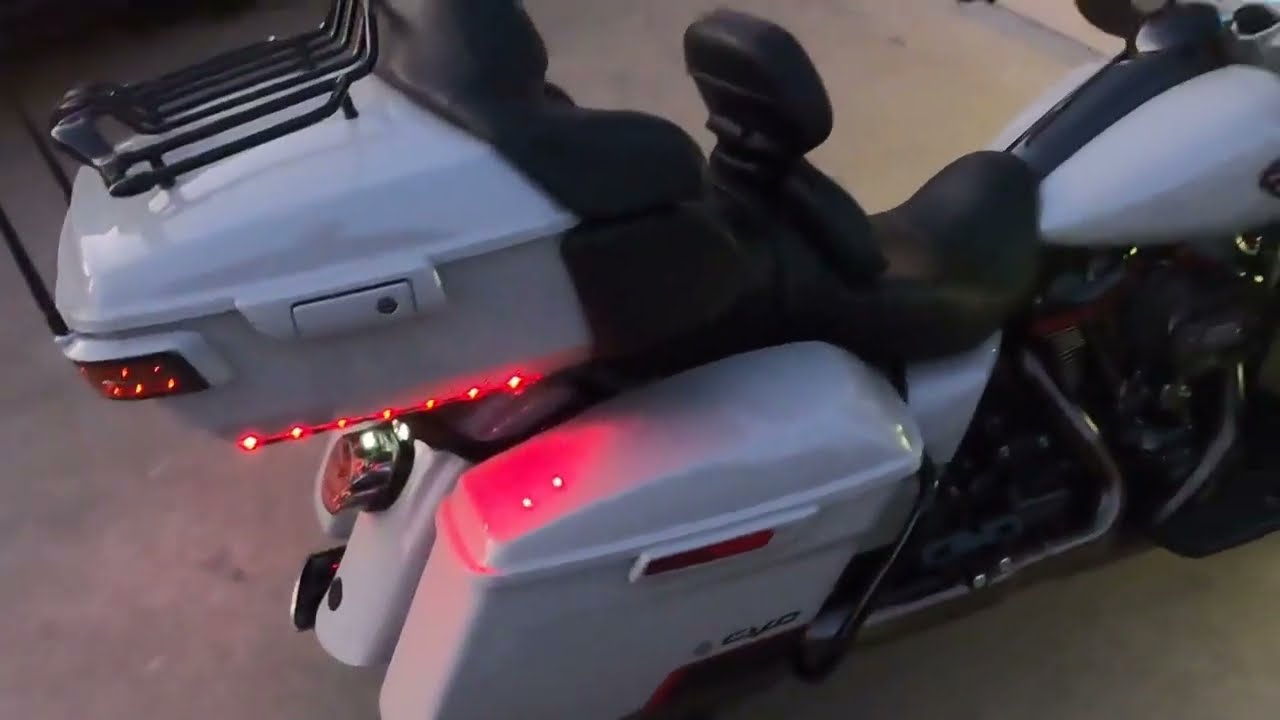 HARLEY-DAVIDSON CVO LIMITED 10,500 MILE REVIEW / ISSUES / DETAILS / OWNERSHIP EXPERIENCE / IS FAST?
