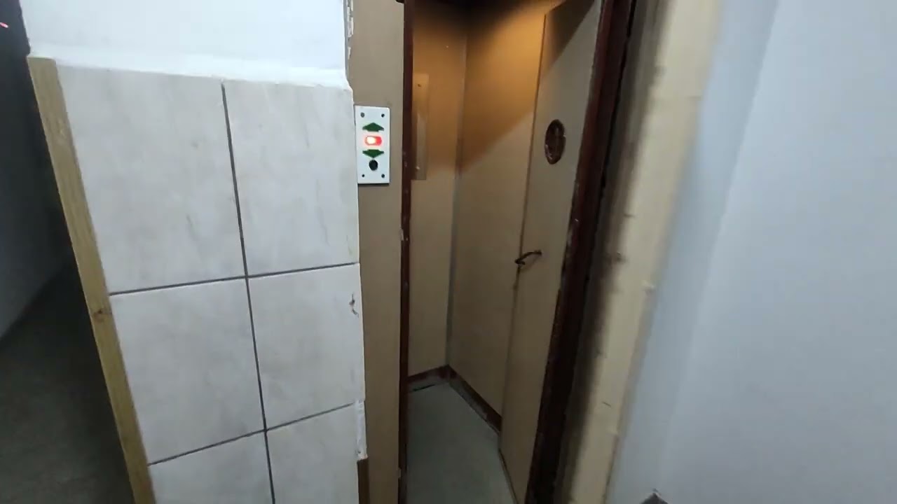 Două lifturi IFMA T46 din 1981