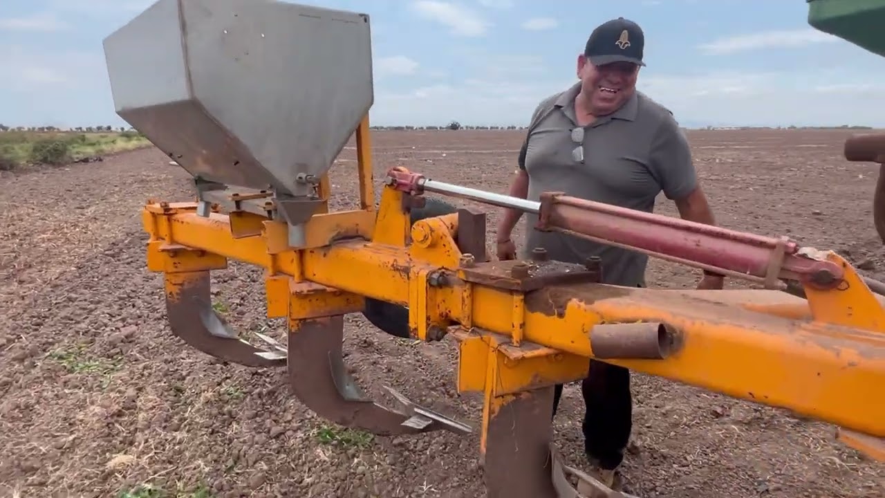 Trabajando la tierra para el nuevo ciclo agrícola con este Jhon Deree impresionante fuerza