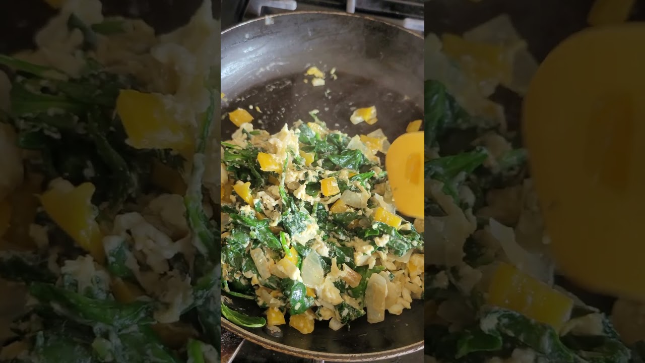 ASI COMI HOY UN POCO SALUDABLE SPINACA CON CLARAS DE HUEVO Y PAN 🍞 😁 