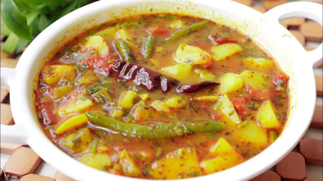 With such a delicious vegetarian potato curry, rice, roti, luchi, paratha all taste great | Aloo Tarkari Recipe