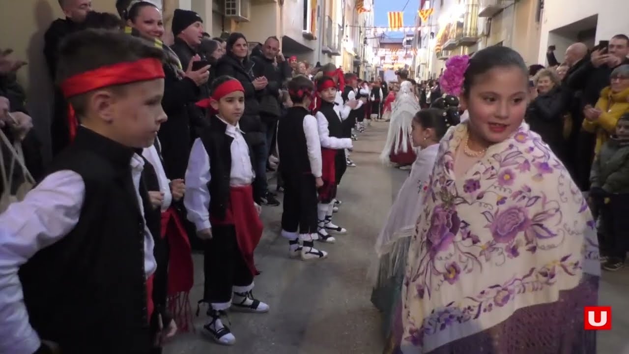 Les parelles infantils del Ball de Mantons de Sant Antoni d'Alcanar garateixen el futur de la festa