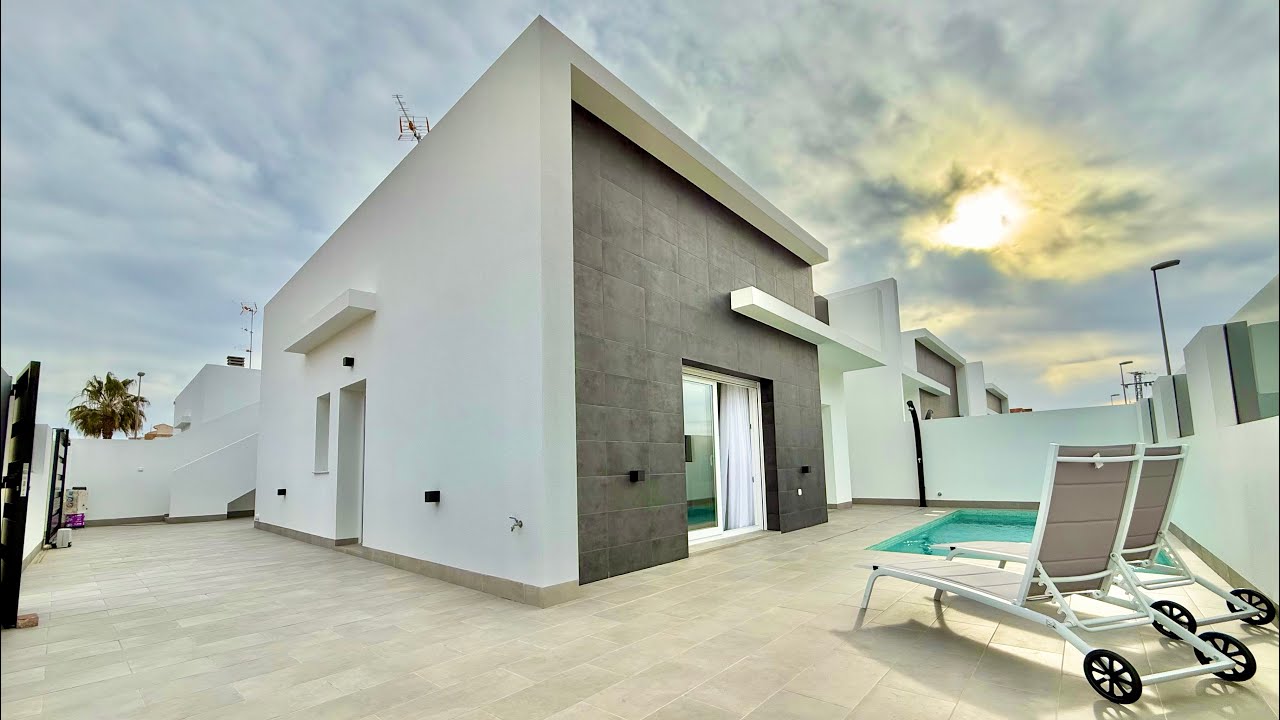 Planta baja en venta con solarium. Se vende casa de obra nueva con piscina y garaje 