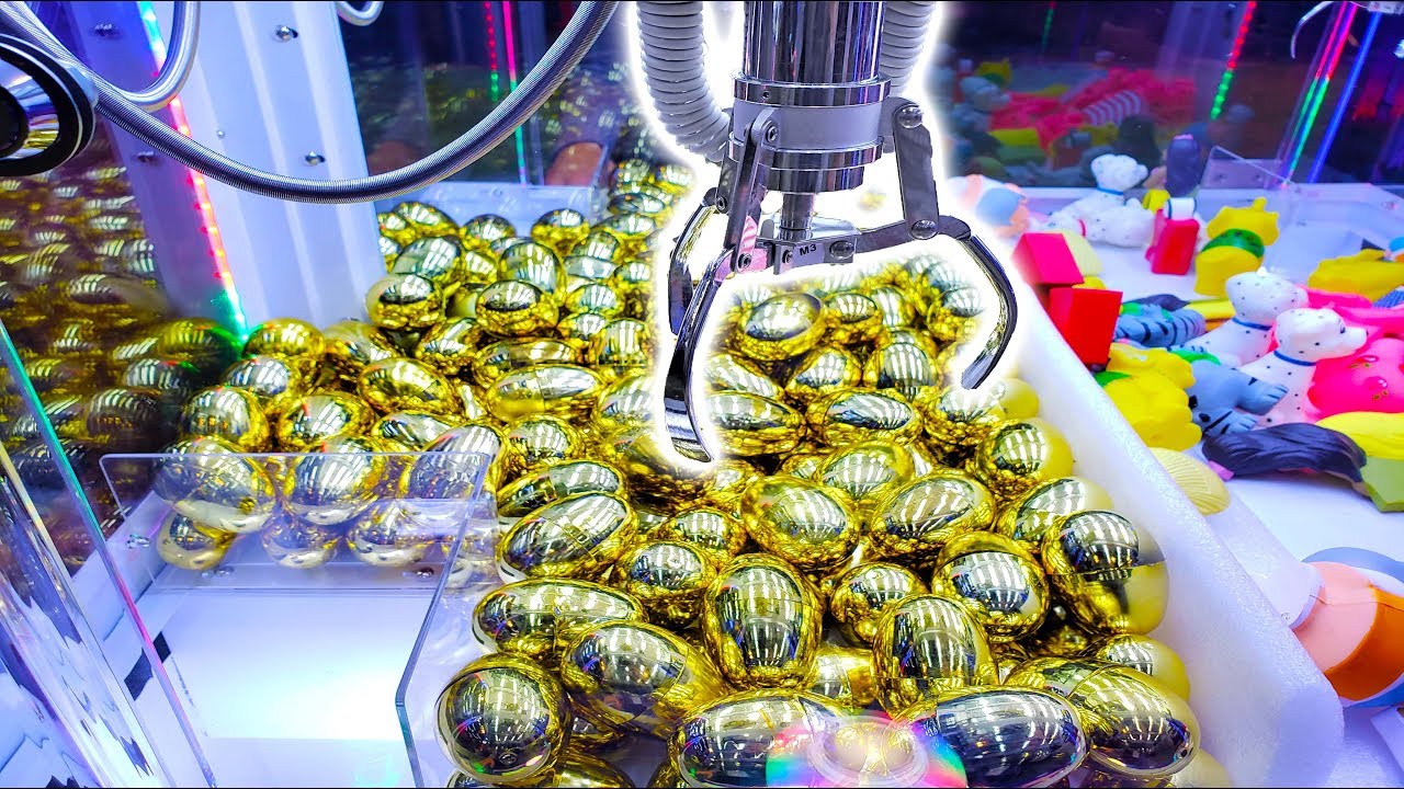 I WON AT THE GOLDEN EGG CLAW MACHINE at IAAPA!