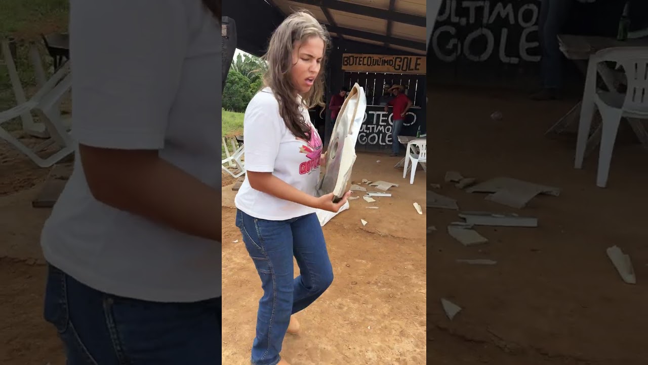 O Miguel quebrou a pia tudo