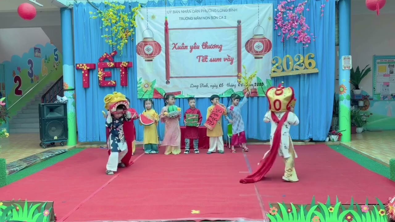 Bé đón tết sang
