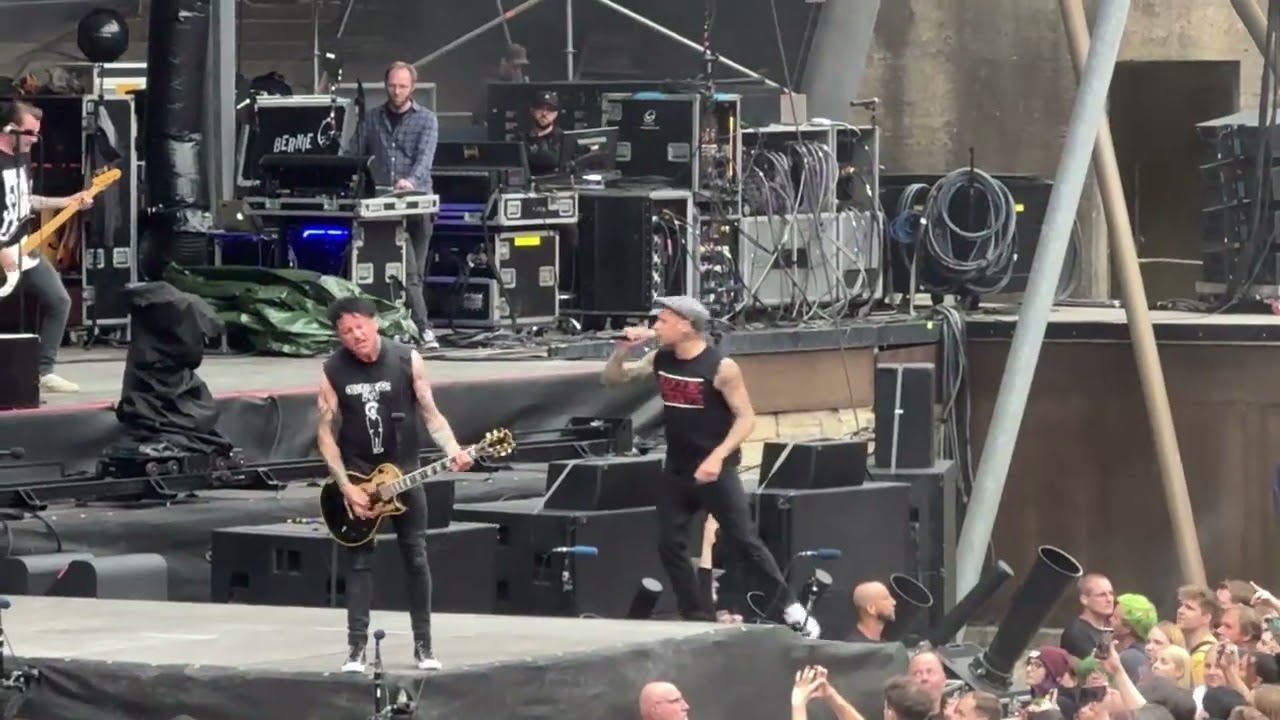 Donots - Wake the Dogs (live from Waldbühne, Berlin, 10.06.2024)