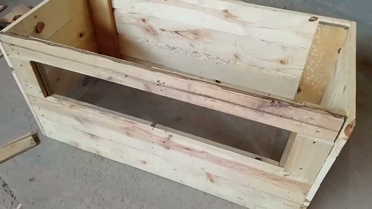Hoy le hice una nuevo criadora a mis pollitos con madera reciclada🐓💯💯 así quedó