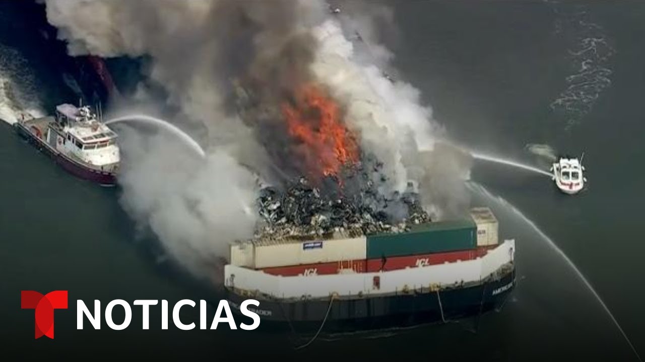 Bomberos combaten incendio en una embarcación en el río Delaware