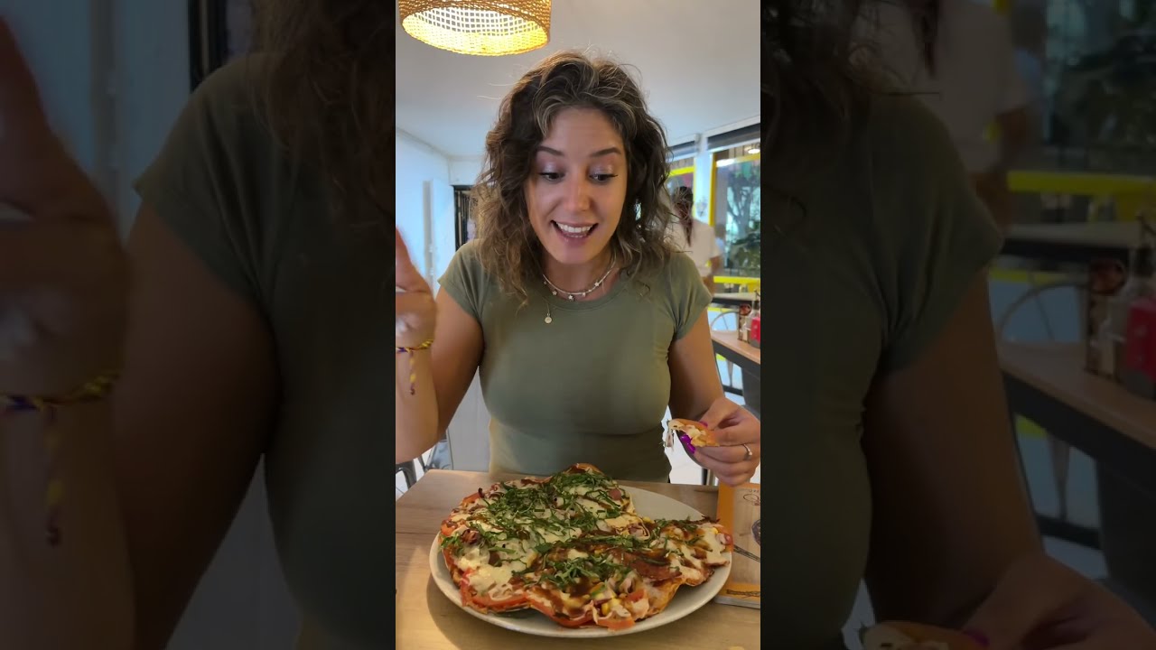 Italiana 🇮🇹Probando Pizza Tropical en Colombia!! 🇨🇴 ¿ Me gusto? 🍕