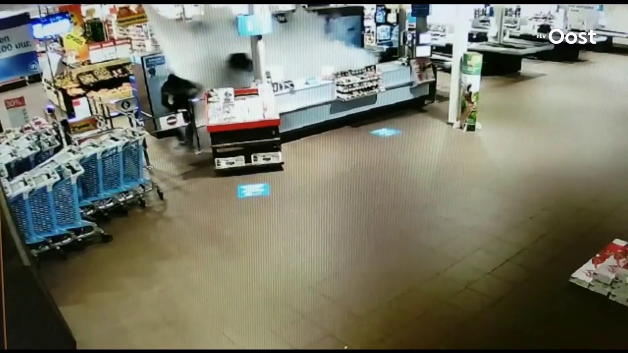 Albert Heijn Delden deelt bewakingsbeelden van daders tijdens mislukte snelkraak