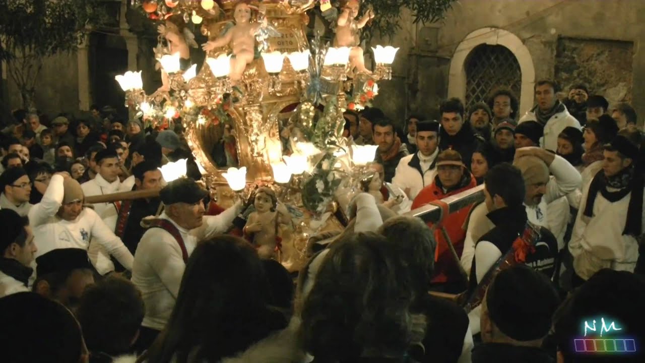 Festa di Sant' Agata 2011 le Candelore in via Etnea e Salita via San Giuliano.wmv