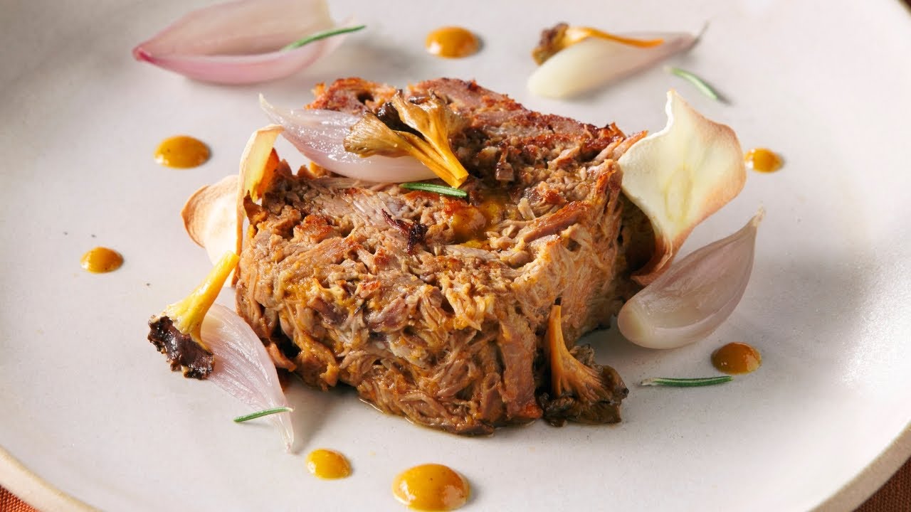 Melós de cabrit confitat en oli d'oliva, salsa de pastanaga i vi blanc